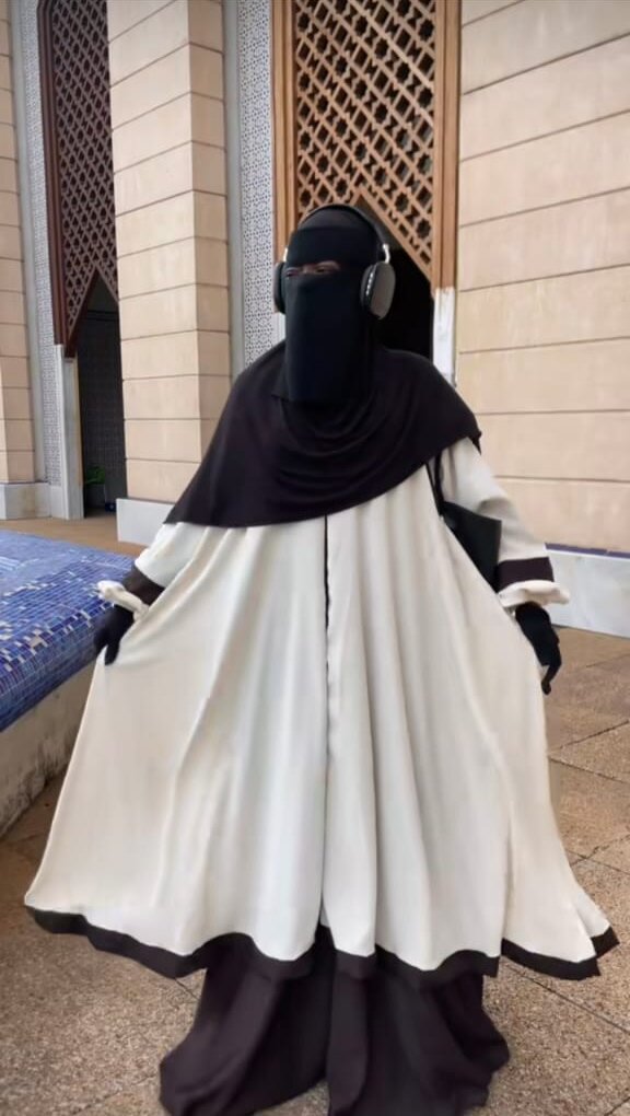 Femme voilée portant un ensemble crème et chocolat